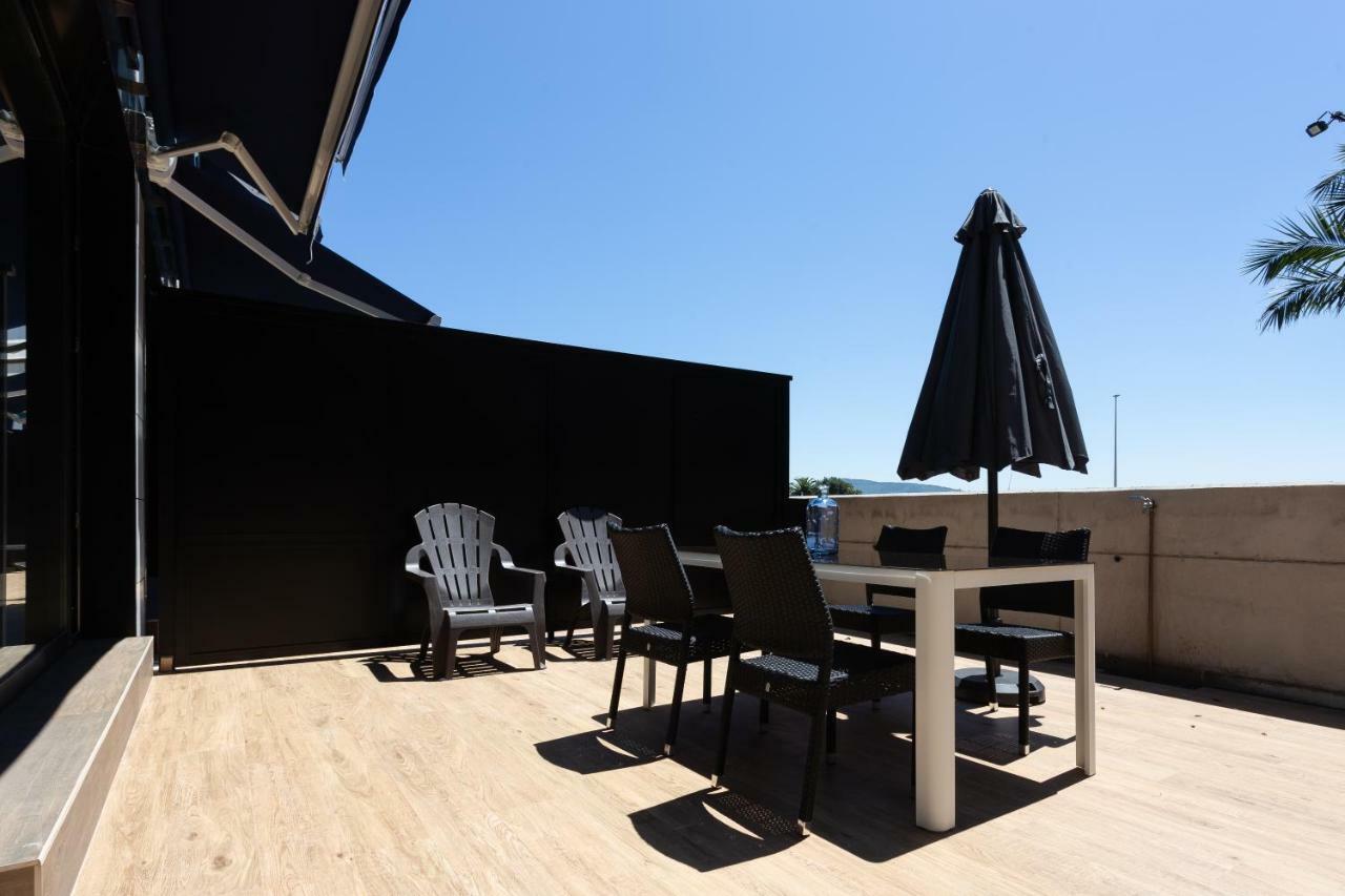 Apartamentos Playa De Los Barcos Isla Bagian luar foto