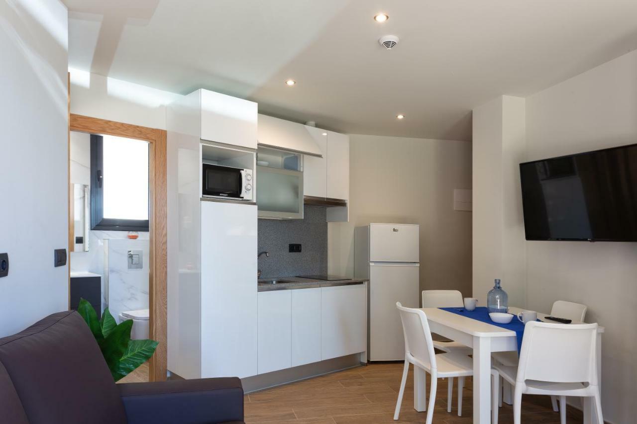 Apartamentos Playa De Los Barcos Isla Bagian luar foto