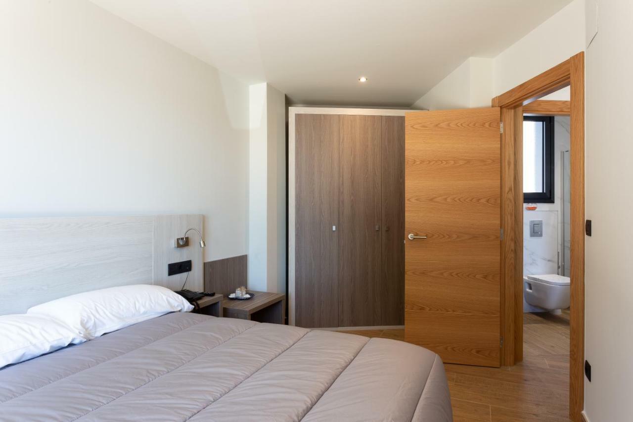 Apartamentos Playa De Los Barcos Isla Bagian luar foto