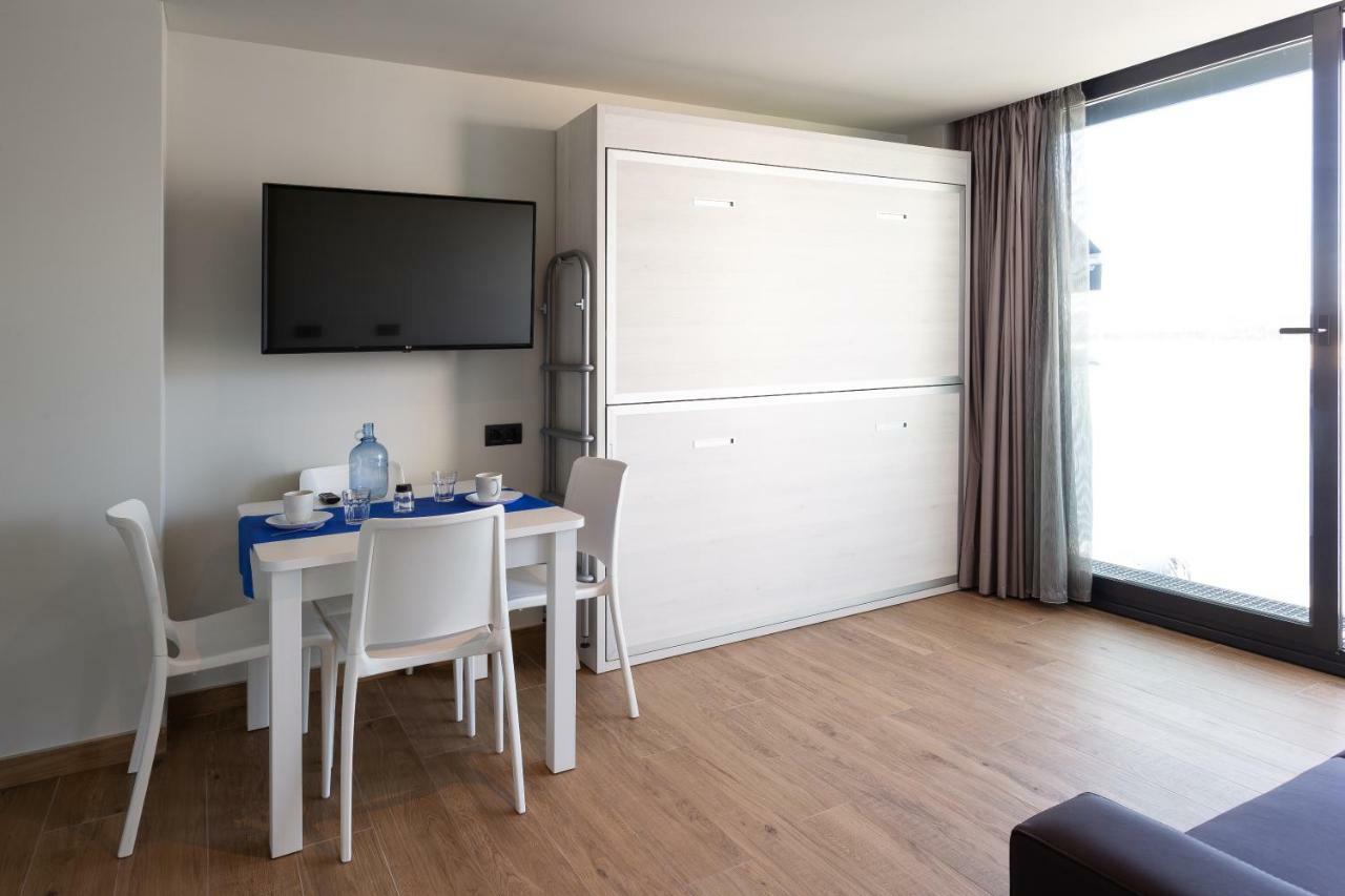 Apartamentos Playa De Los Barcos Isla Bagian luar foto