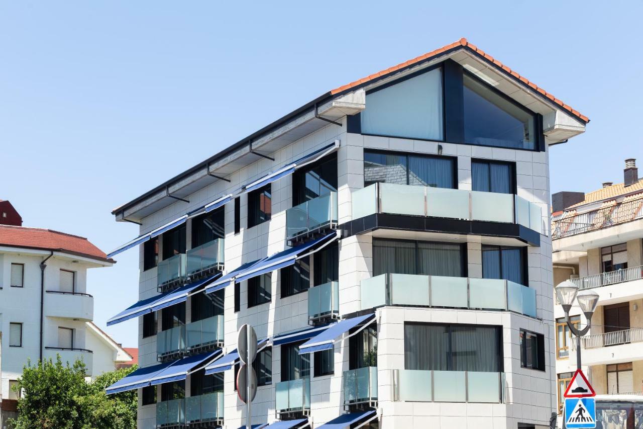 Apartamentos Playa De Los Barcos Isla Bagian luar foto