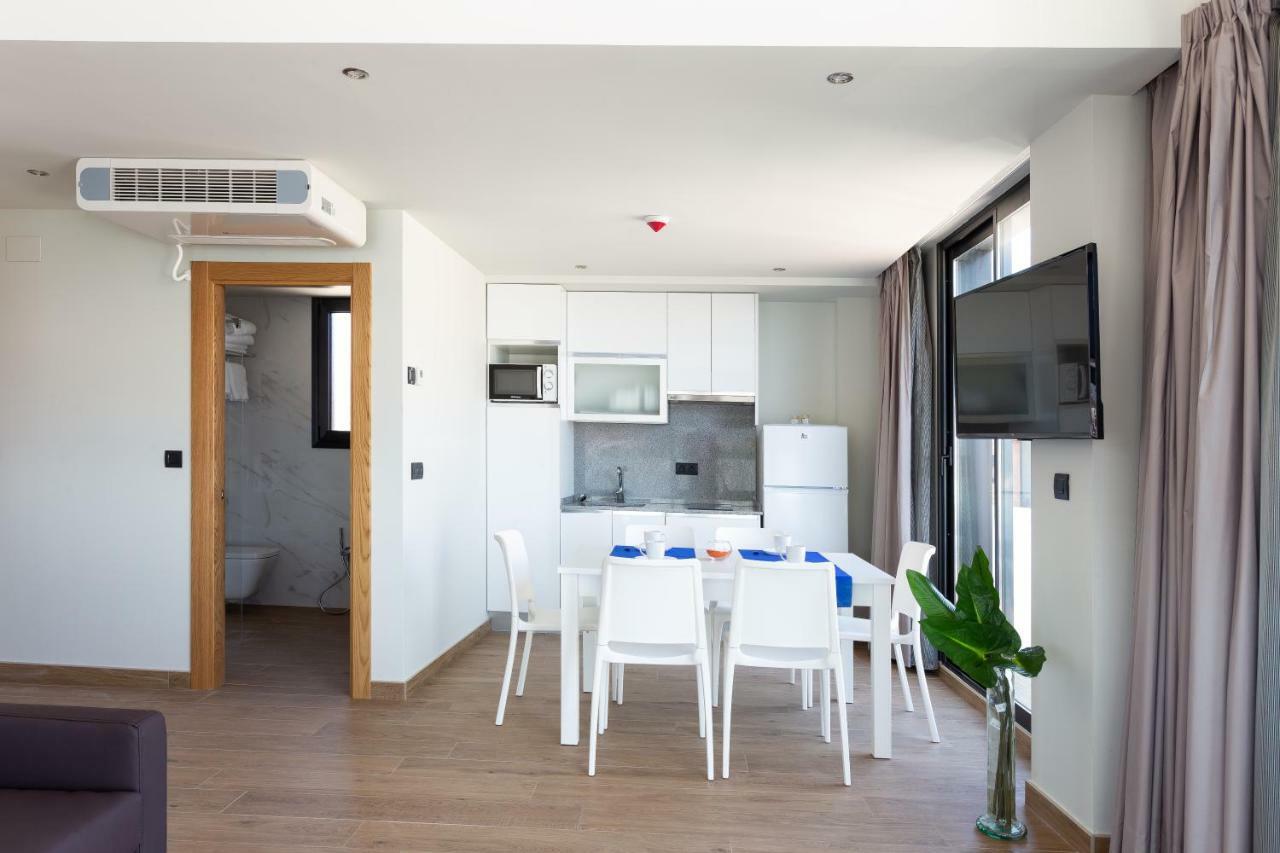 Apartamentos Playa De Los Barcos Isla Bagian luar foto