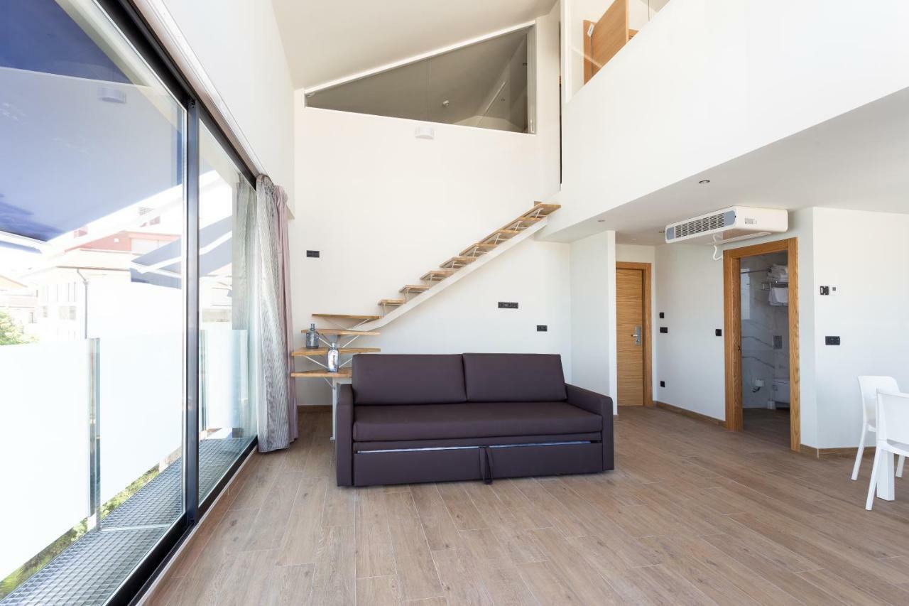 Apartamentos Playa De Los Barcos Isla Bagian luar foto