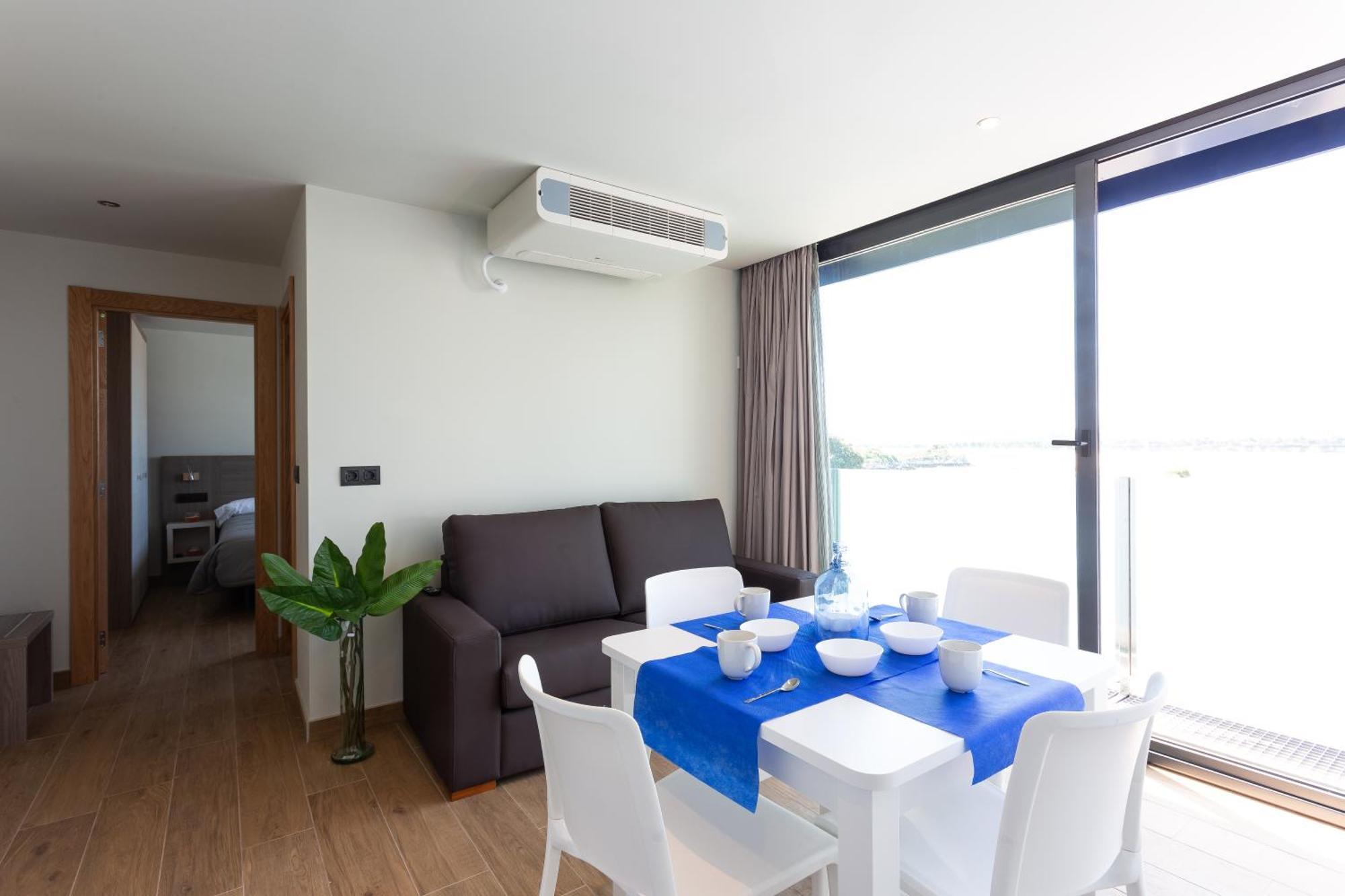 Apartamentos Playa De Los Barcos Isla Bagian luar foto